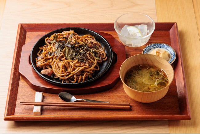dancyu編集部と半年以上かけて開発した”麺が主役”の焼きそば、「究極の焼きそば1.0定食」として東京駅・dancyu食堂の新定番メニューに
