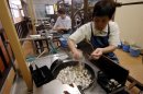職人の糸づくりの様子 職人の糸づくりの様子