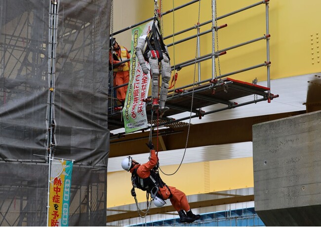 熱中症から現場作業員を救え！実際の建設現場を使用した合同訓練を実施～宙吊りや狭隘空間からの救出～