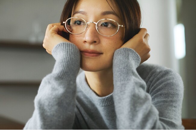 【ミモレストア】一度味わったら手放せない心地よさ。「スローン×ミモレ」の新作、ベビーカシミヤ100%ニットを発売