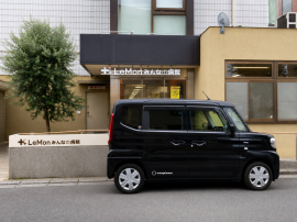 病院と訪問診療車 病院と訪問診療車