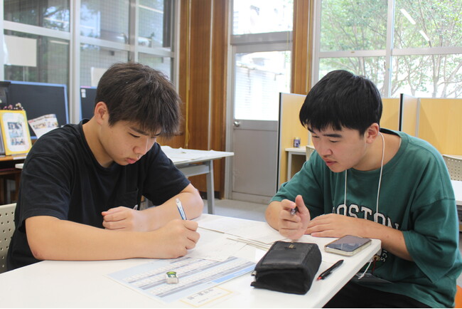 【高知県四万十町】進学で町を離れた大学生が「教育の担い手」に。町営塾「じゆうく。」が卒業生インターンを実施