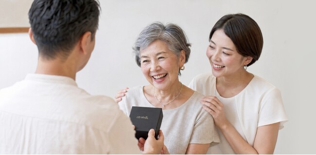 敬老の日・老人週間に、耳をふさがない“聞こえ”を贈る。イヤーカフ型集音器「Cearvol Liberte」を期間限定6,500円OFFで提供