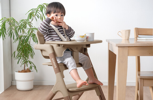 ワンタッチ調整できるベビーチェアに木目調モデル登場！体格に合わせてサッと調整可能で、お部屋に自然に調和