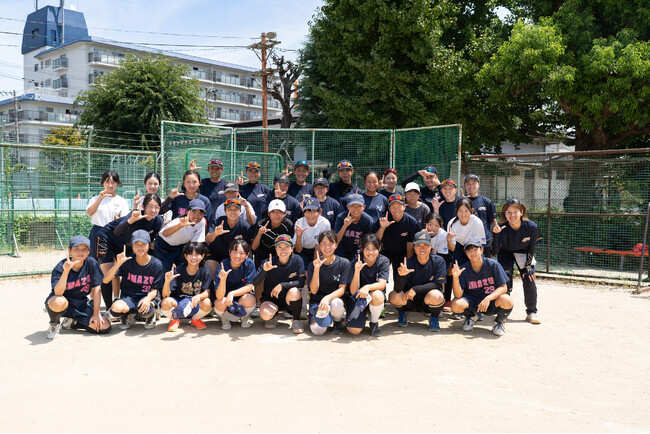 部活動を、地元の介護会社が丸ごと引き受ける。ロジケア、今津中学校ソフトボール部の活動を継承