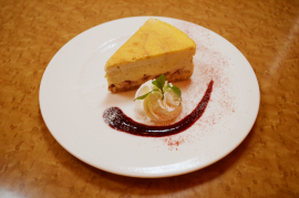 「UMAYA」 ヨコビ苺のチーズケーキ 「UMAYA」 ヨコビ苺のチーズケーキ
