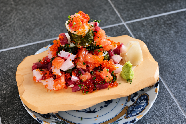 【岐阜・玉宮】毎日市場から届く海鮮を豪快に！名物「こぼれ寿司」と創作料理を楽しむ「キラクニ。岐阜玉宮店」