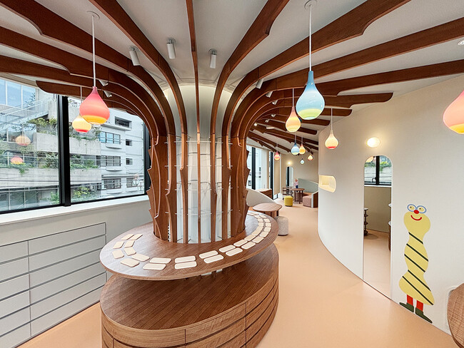 “掛けたくなる子どもメガネ”omodok、二子玉川に直営3店舗目をオープン。建築家・永山祐子氏が手がける“家族のリビング”空間