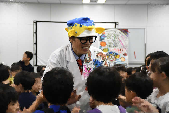 【伸芽’Sクラブ学童】魚類学者「さかなクン」を招き特別講演会「深海の世界」を開催 ─ クイズやライブイラストに子どもたちが大熱狂