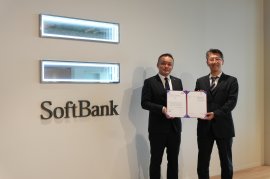 認証授与式の様子(1) ソフトバンク 技術統括 IT戦略本部 本部長 松本 幸助様(右) BSIジャパン 営業・マーケティング本部 本部長 楠本 寛斎(左) 認証授与式の様子(1) ソフトバンク 技術統括 IT戦略本部 本部長 松本 幸助様(右) BSIジャパン 営業・マーケティング本部 本部長 楠本 寛斎(左)