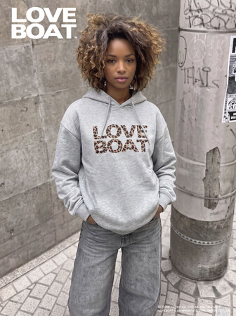 「LOVEBOAT」から新作フーディーが登場！フロントに存在感あるブランドロゴをあしらったストリートテイストな一着