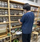 煎じ薬の袋を畳む作業 煎じ薬の袋を畳む作業