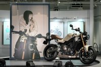 横浜のブランド発信拠点「Yamaha E-Ride Base」で「イラストレーターが描くYAMAHAバイクのあるスタイル展」を9月2日から開催中