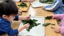 食育では、食材に触れ、五感を使って感じる体験を取り入れています。 食育では、食材に触れ、五感を使って感じる体験を取り入れています。