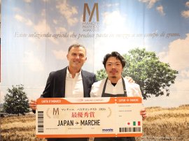 表彰式にて。マンチーニ社のマッシモ社長(左)「ALTER EGO」金子シェフ(右) 表彰式にて。マンチーニ社のマッシモ社長(左)「ALTER EGO」金子シェフ(右)