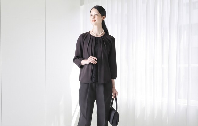 「家族葬」が定番化、“気軽に着用できるフォーマル”需要高まる　洋服の青山から「いざという時」にマルチに活躍するフォーマルが登場