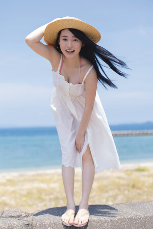 白濱美兎2nd写真集の発売が決定！大胆な“腕ブラカット”を先行公開！