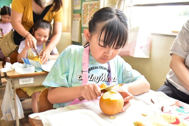 自分でむいて味わう地元の味、豊橋・小沢小の児童84人が皮むき挑戦