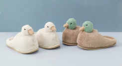 あひるとカモが足元でぷかぷか♪　昨年即完売のあひる＆新作カモのぬいぐるみのようなオリジナルスリッパが雑貨店・ブルーブルーエで9月11日（金）より発売開始