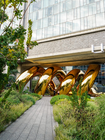 ブルガリ 「セルペンティ インフィニート」展の新章となるパブリックアート、「ウロボロス」をニューヨークで発表