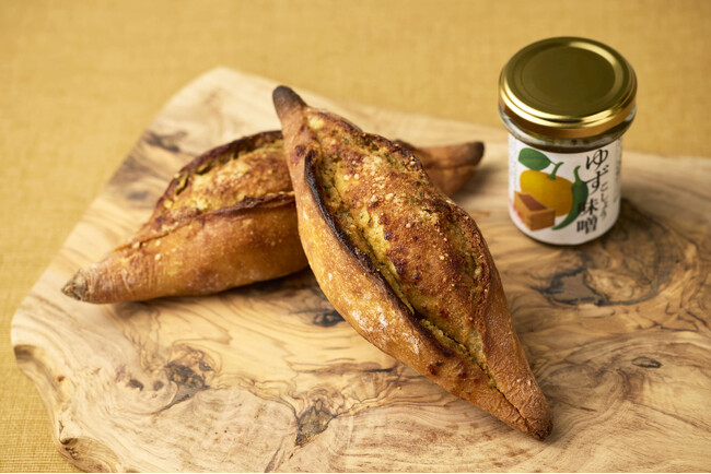 ＜九州発＞ THE CITY BAKERY 福岡より、第二の明太フランス『ゆず味噌ガーリックバゲット』が誕生。9月18日(金)キャナルシティ博多の店舗間で、地域に根差したコラボレーションがスタート！