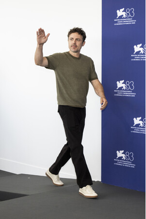 【ロロ・ピアーナ】ケイシー・アフレックが第83回ヴェネツィア国際映画祭にてロロ・ピアーナを着用
