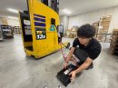 倉庫内で稼働する電動フォークリフトからインバータを介し電源を取り出す様子 倉庫内で稼働する電動フォークリフトからインバータを介し電源を取り出す様子