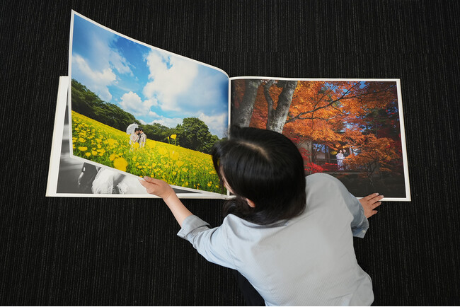 「写真をカタチにする」技術を、企業の販促へ。アスカネットが「販促EXPO秋」に出展　推し活グッズや大型フォトブックなどを展示