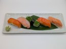 富士山サーモンとチリサーモン食べ比べ寿司 ～生・炙り～