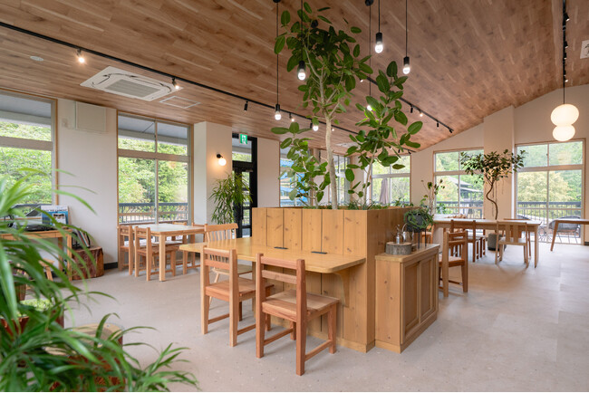 【京都府京田辺市】泊まる、食べる、そのそばに「京都の木」。ウッドデザインパーク京都-彩-が府内産木材を使った家具を導入