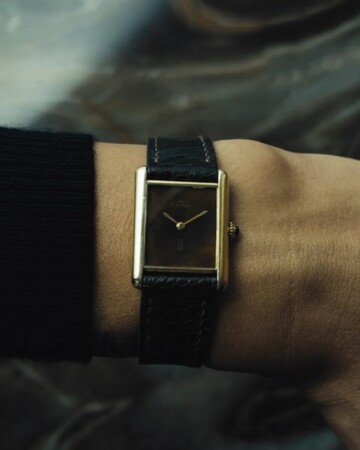 「色彩で再解釈されたTank」2本の“Must de Cartier”が入荷。