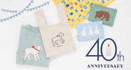 ブルーブルーエ40周年の記念グッズが登場♪ 1990年代生まれの「イヌとの暮らし」や人気シリーズ「木彫りクマ」のオリジナルアートを使用したアイテムを好評発売中! ブルーブルーエ40周年の記念グッズが登場♪ 1990年代生まれの「イヌとの暮らし」や人気シリーズ「木彫りクマ」のオリジナルアートを使用したアイテムを好評発売中!