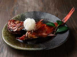 開業当初の試行錯誤を経て味を定め、継ぎ足しながら守ってきた金目鯛の姿煮 開業当初の試行錯誤を経て味を定め、継ぎ足しながら守ってきた金目鯛の姿煮