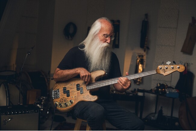 伝説のセッションベーシスト、リーランド・スカラーのシグネイチャーモデル『Lee Sklar Precision Bass(R)』を発表
