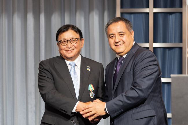 藤本会長がウズベキスタン共和国の「ドゥストリク（友好）勲章」を受章