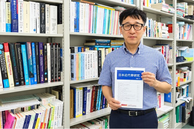 【関西外国語大学】外大生432人を対象に調査した結果を統計的に分析し、異文化間コミュニケーション能力と世界市民意識の育成をテーマにした姜京守教授らの研究論文が学会誌「日本近代学研究」に掲載されました