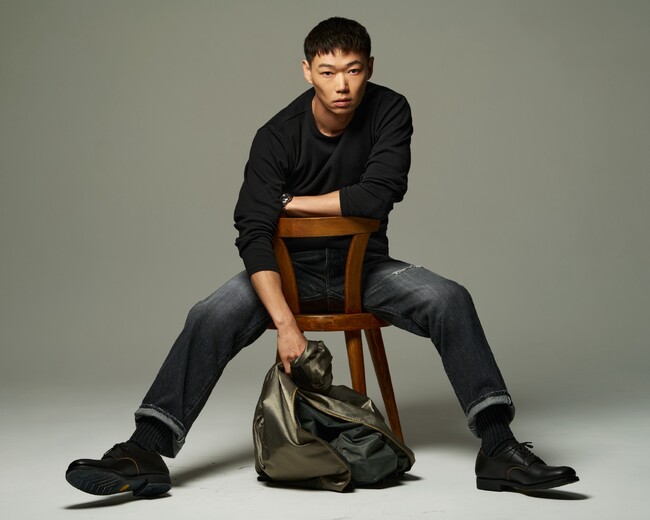 俳優・笠松将氏が纏う、「AVIREX」の“DAILY WEAR”