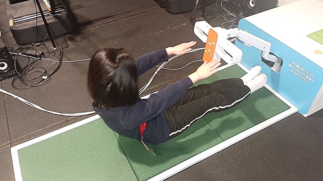 自分も強くなれる。挑戦したくなる腹筋へ。体育をDXするデジタルスポーツ新製品「スマート上体起こし」誕生。
