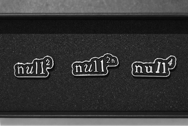 【開業まで1ヶ月】万博閉幕から1年、その翌日。落合陽一プロデュース「null²」が横浜で転生する「null²n」10月14日開業――デザイン非公開のまま好評の3連ピンバッジ、ついに初公開