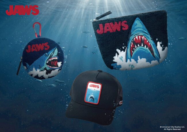 【JAWS】迫力満点のサガラ刺繍が目を惹く！不朽の名作映画『JAWS』の新作ポーチ＆メッシュキャップが新登場！