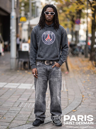 パリ・サンジェルマン（PSG）のエンブレムが存在感を放つヴィンテージ風スウェットパーカーが新登場！