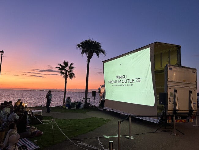 例年500人超参加のイベント「りんくう海辺の映画館」が初の2日間開催にパワーアップ　海と空に囲まれた野外シネマで、世代に合わせた2作品を上映