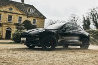 アストンマーティンDBX、Paramount+オリジナルドラマ『モブランド』新シーズンでハリー・ダ・スーザの愛車に
