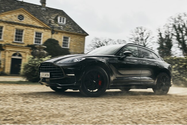 アストンマーティンDBX、Paramount+オリジナルドラマ『モブランド』新シーズンでハリー・ダ・スーザの愛車に