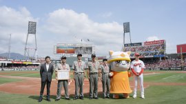 広島市南消防署・日勤救急隊の皆さんに感謝を伝える表彰式の様子 広島市南消防署・日勤救急隊の皆さんに感謝を伝える表彰式の様子