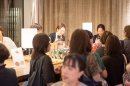 試食テーブルに集まる来場者と、料理を提供するスタッフ 試食テーブルに集まる来場者と、料理を提供するスタッフ
