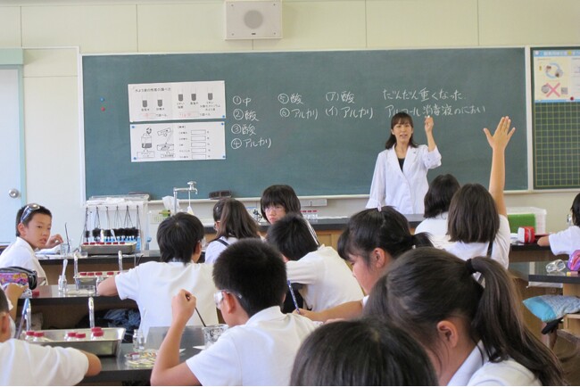 桃谷順天館×東洋ライス和気町立本荘小学校で「お米」の特別授業を実施もみむき体験や保湿体験で学ぶ「食育とスキンケア」