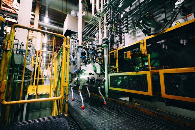 アールティ、NSKと取り組む国産四足歩行ロボットの試作機と自動巡回デモを初公開