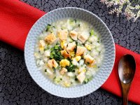じっくりと鶏だしで炊き上げた「やわらか鶏肉と小松菜の中華粥」が9月25日（金）に登場