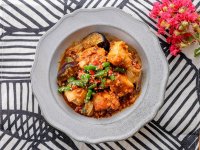 豆板醤と味噌のコクを効かせた麻婆ソースが絡む「たっぷり鶏むね肉のピリ辛麻婆あん」が9月25日（金）に新登場
